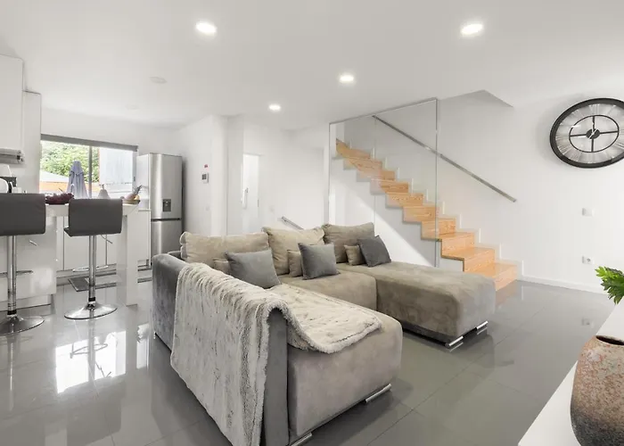 Апартаменты Host Wise - Spacious Noble Ace Location Порту